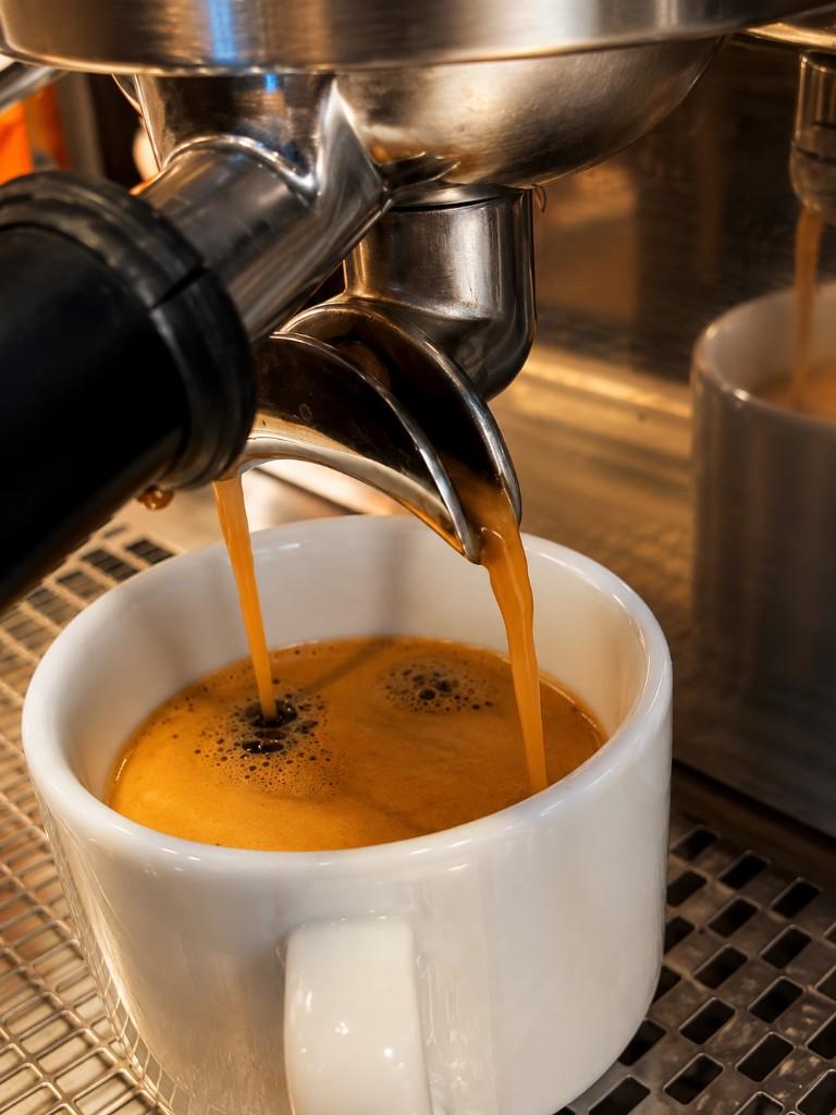 Café espresso sendo extraído na xícara na Bella Foz Café