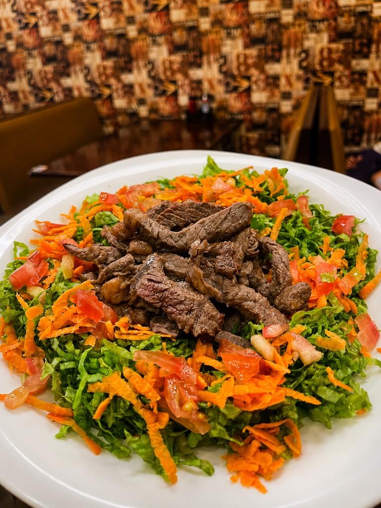 Salada com carne grelhada